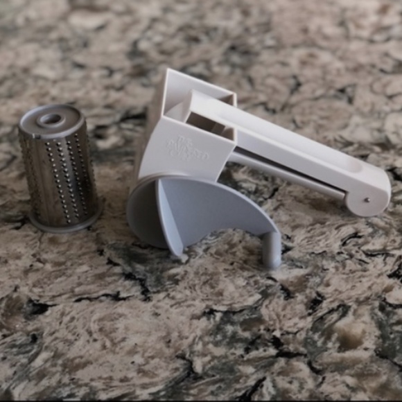 The Pampered Chef Cheese Chocolate Grater Large/Small Barrel 4 Piece Set EXC! - Picture 5 of 6